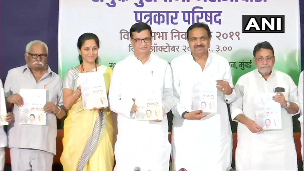 Fadnavis Holds Roadshow in Nagpur on the Last of Poll Campaigning