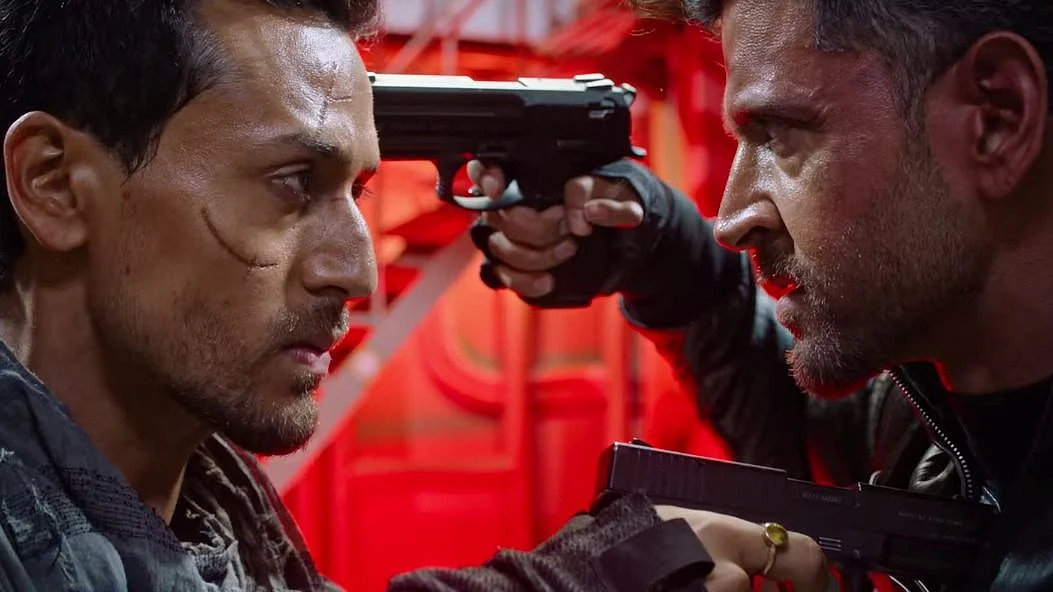 Hrithik Roshan and Tiger Shroff in a still from <i>War</i>.