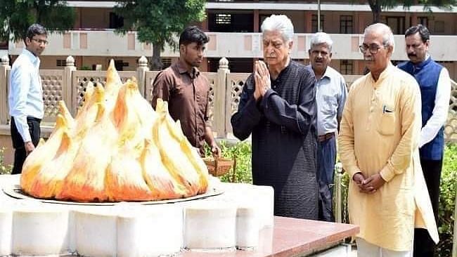 Azim Premji Pays Tribute to Golwalkar at RSS Headquarters