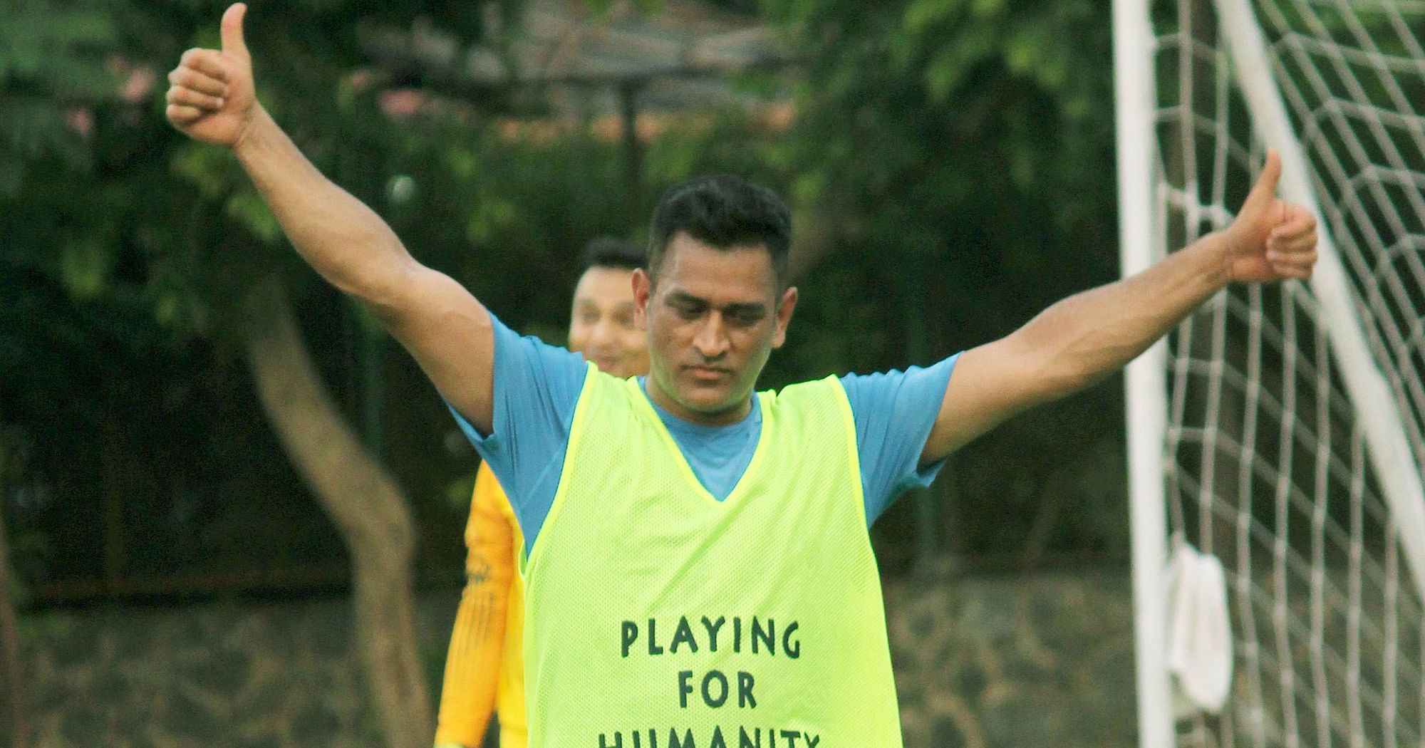 MS Dhoni nearly gets mobbed after celebrity football match with Arjun  Kapoor. Watch video