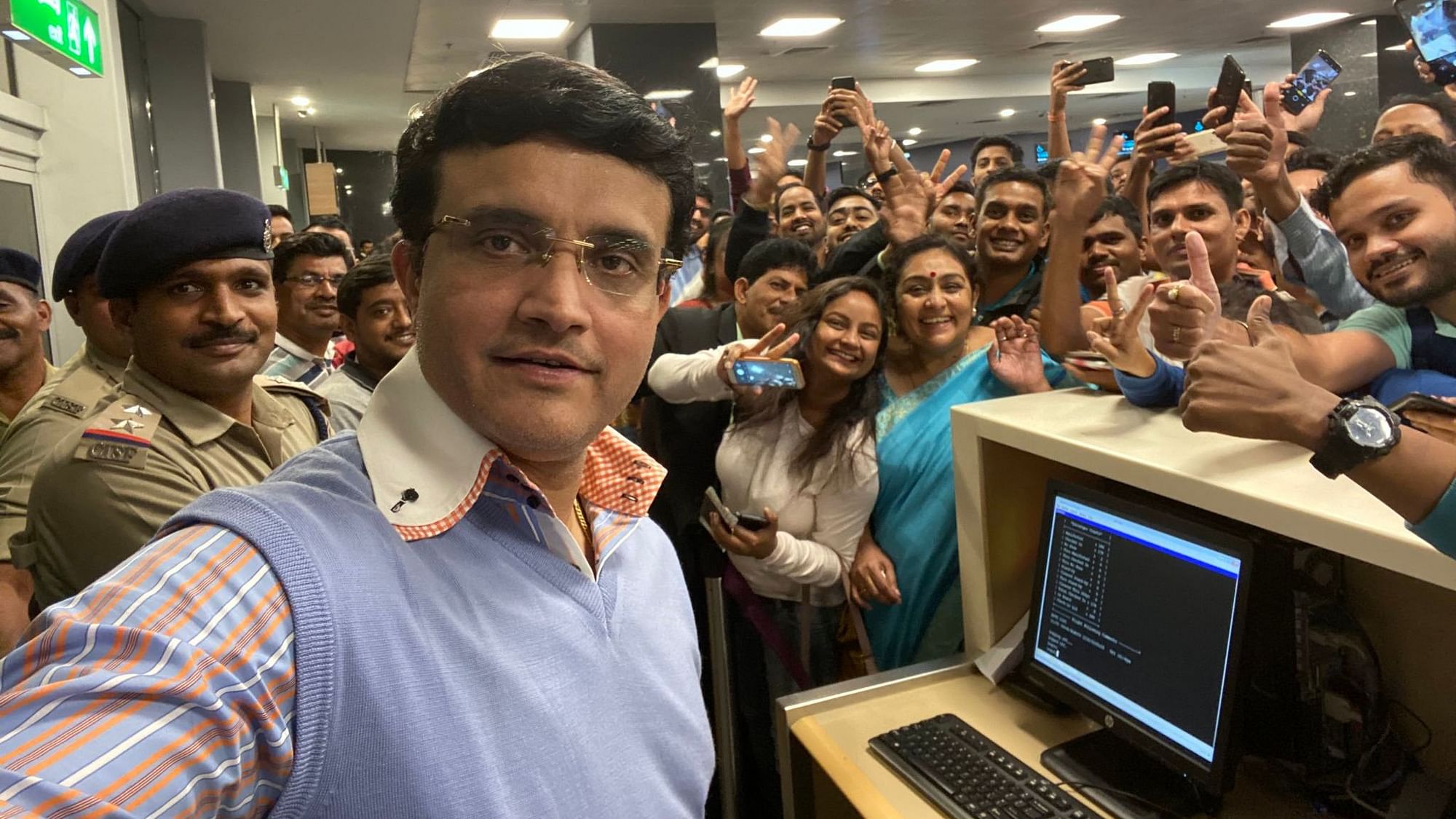 Sourav Ganguly posted a selfie with his fans on his Twitter account on Wednesday, 30 October.&nbsp;