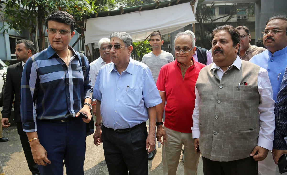Sourav Ganguly with former BCCI President N Srinivasan, former Secretary Niranjan Shah and former IPL chairman Rajiv Shukla outside the BCCI headquarters.