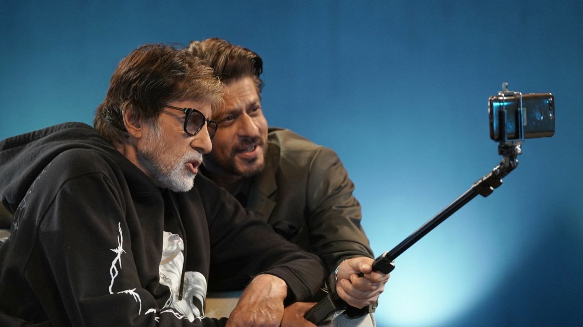 Shah Rukh Khan takes a selfie with Amitabh Bachchan while promoting <i>Badla</i>.