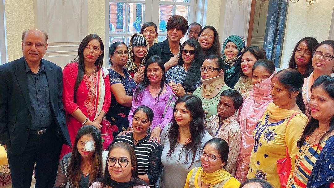 Shah Rukh Khan with acid attack survivors.&nbsp;