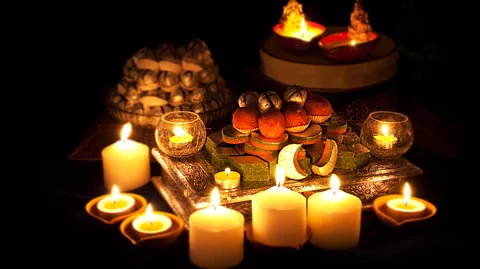 Diwali 2019 Gift Ideas Best Deepawali Gifts Like Cards Chocolates Garments Travel Cards For Mother Father Brother Sister Bf Gf Best Friend Grandfather And Grandmother