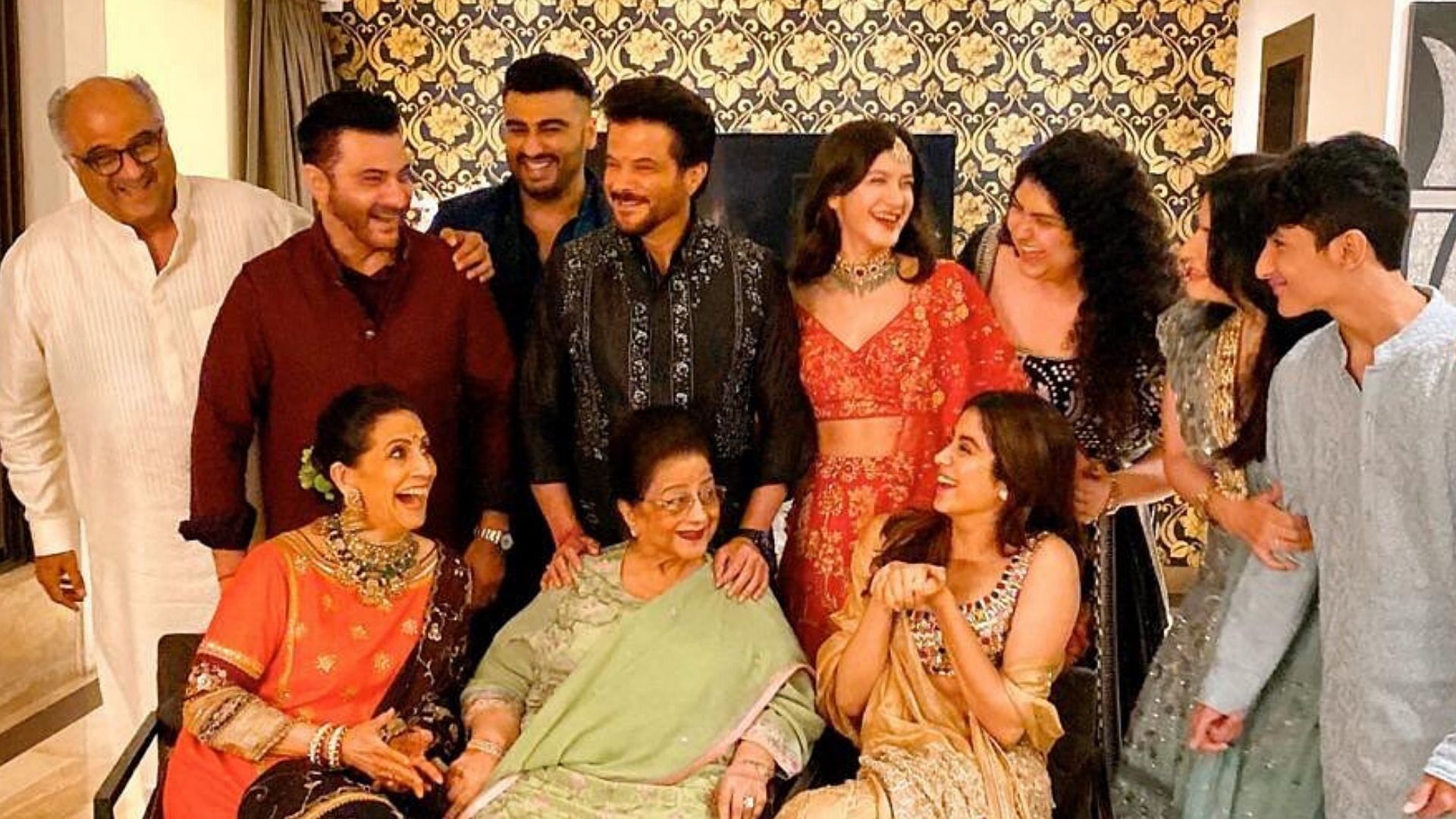 Anil Kapoor, Arjun Kapoor and their family take a Diwali photo together.