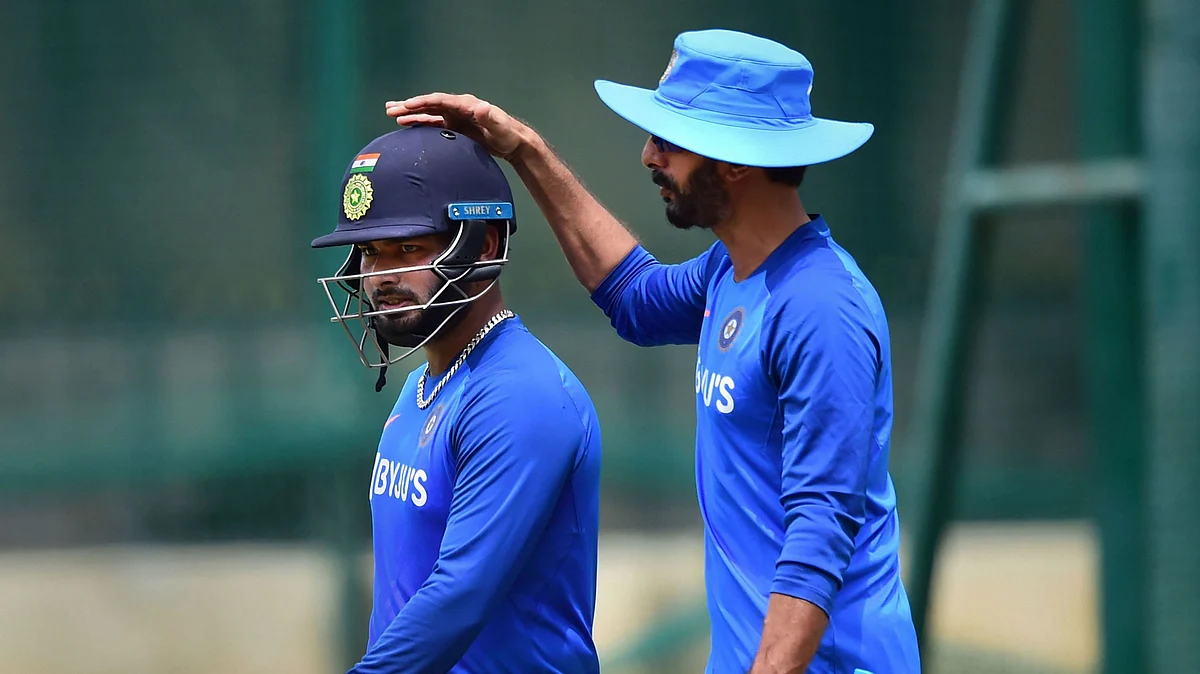 Indian batting coach Vikram Rathour and Rishabh Pant during a practice session ahead of the 3rd T20 match against South Africa at Chinnaswamy Stadium.