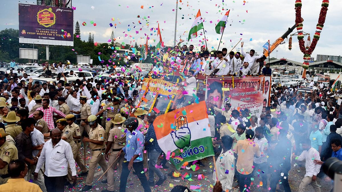 A 20-feet long apple garland, weighing 100 kg, was brought in a huge truck to felicitate the Congress leader. 