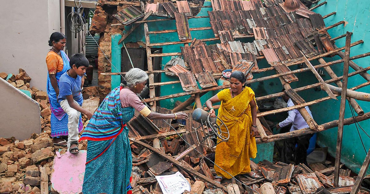 Heavy Rains Lash Karnataka Kerala Tamil Nadu Red Alert Heavy Rains Lash Karnataka Kerala Tamil Nadu Red Alert