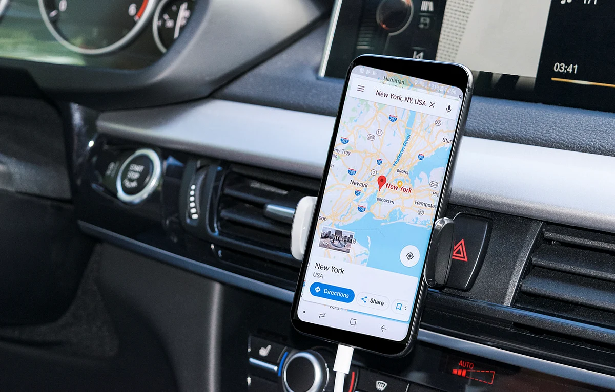 While cars have infotainment systems that integrate with mobile phones, many don’t have dedicated phone holders.