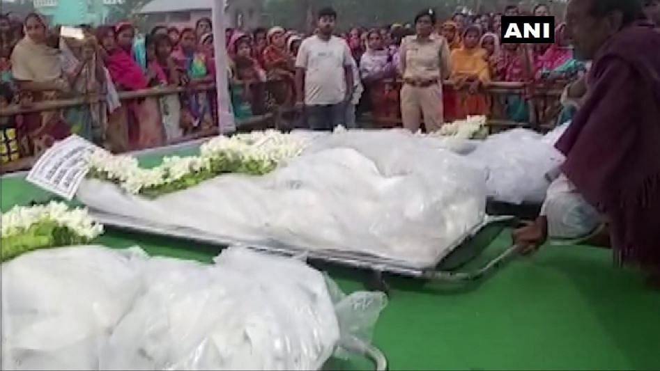 The bodies of the five labourers, who were killed by terrorists in Kulgam, J&amp;K on 29 October, were handed over to their families in Murshidabad.