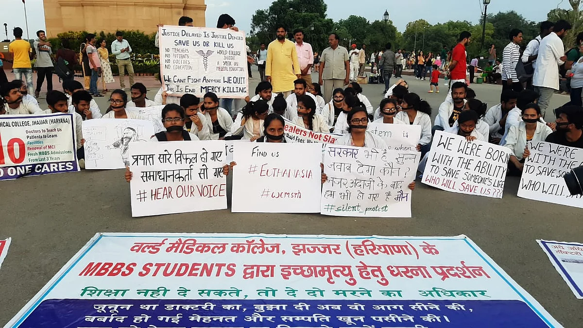 Students of Jhajjar Medical College protest at India Gate. 