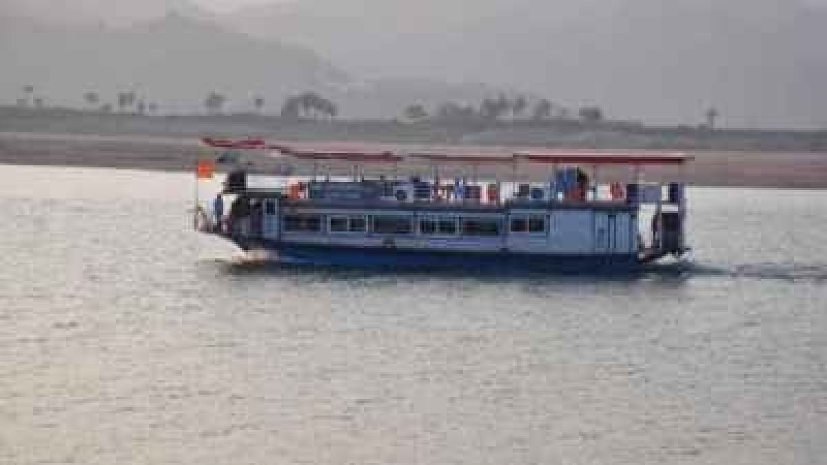 A boat carrying around 77 tourists capsized in the Godavari River on 15 September.&nbsp;