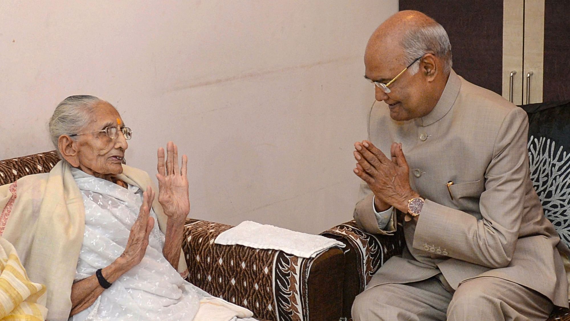 President Kovind meets PM Modi’s mother in Gujarat.