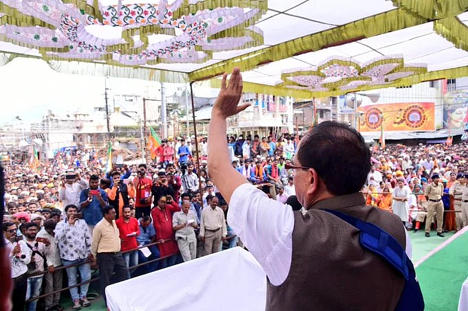 Shivraj Chouhan Didn’t Fake Arm Fracture, the Image Is Flipped