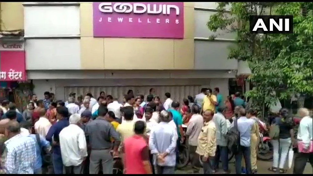 Thane Police in Maharashtra are in the process of issuing lookout notices against owners of the Goodwin jewellery chain which shut its outlets. 