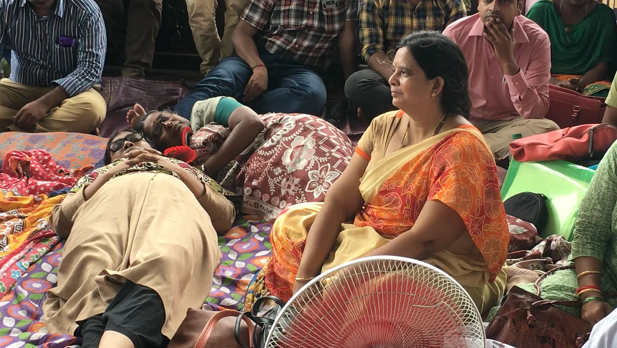 Senior doctors who have been fasting since the first day outside Rajiv Gandhi Government Hospital.