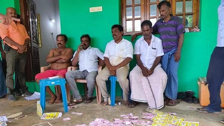 Villagers boycotting Tirunelveli elections caught DMK and Congress cadre with money set to be distributed to voters.