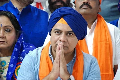 Hyderabad: Telangana Minister K. T. Rama Rao offers prayers to Guru Nanak Dev during the 550th birth anniversary celebrations of the first Sikh Master, in Hyderabad on Nov 12, 2019. (Photo: IANS)