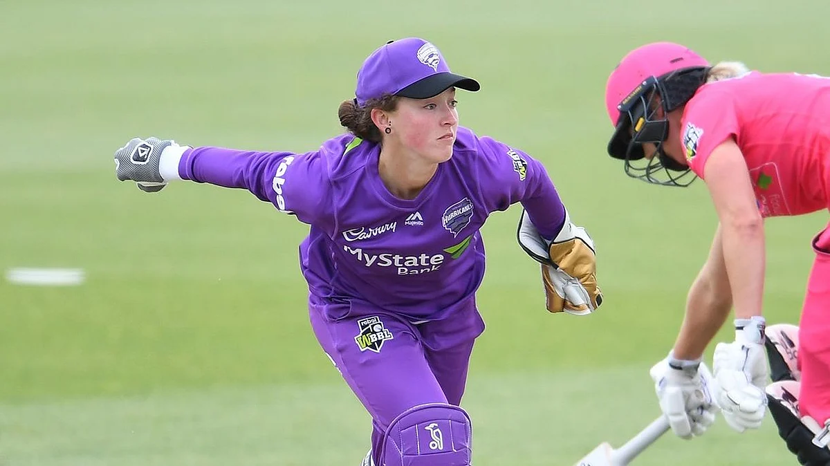 Hobart Hurricanes wicketkeeper Emily Smith has been banned for the remainder of the women’s season.