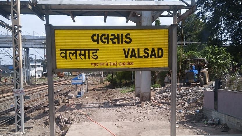 The Angadia was looted near Valsad Railway station