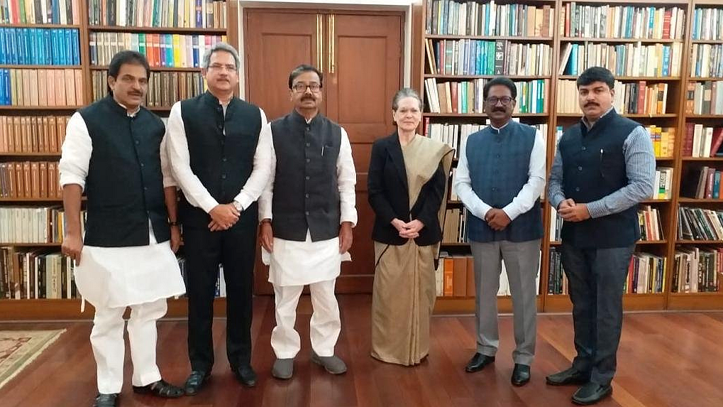 Uddhav to Take Oath as CM, NCP Gets Deputy CM, Speaker from Cong