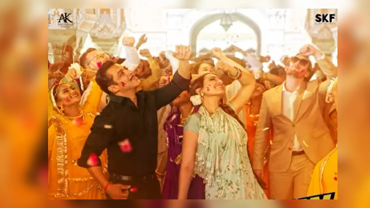 Salman Khan and Sonakshi Sinha in a still from <i>Habibi Ke Nain</i>.