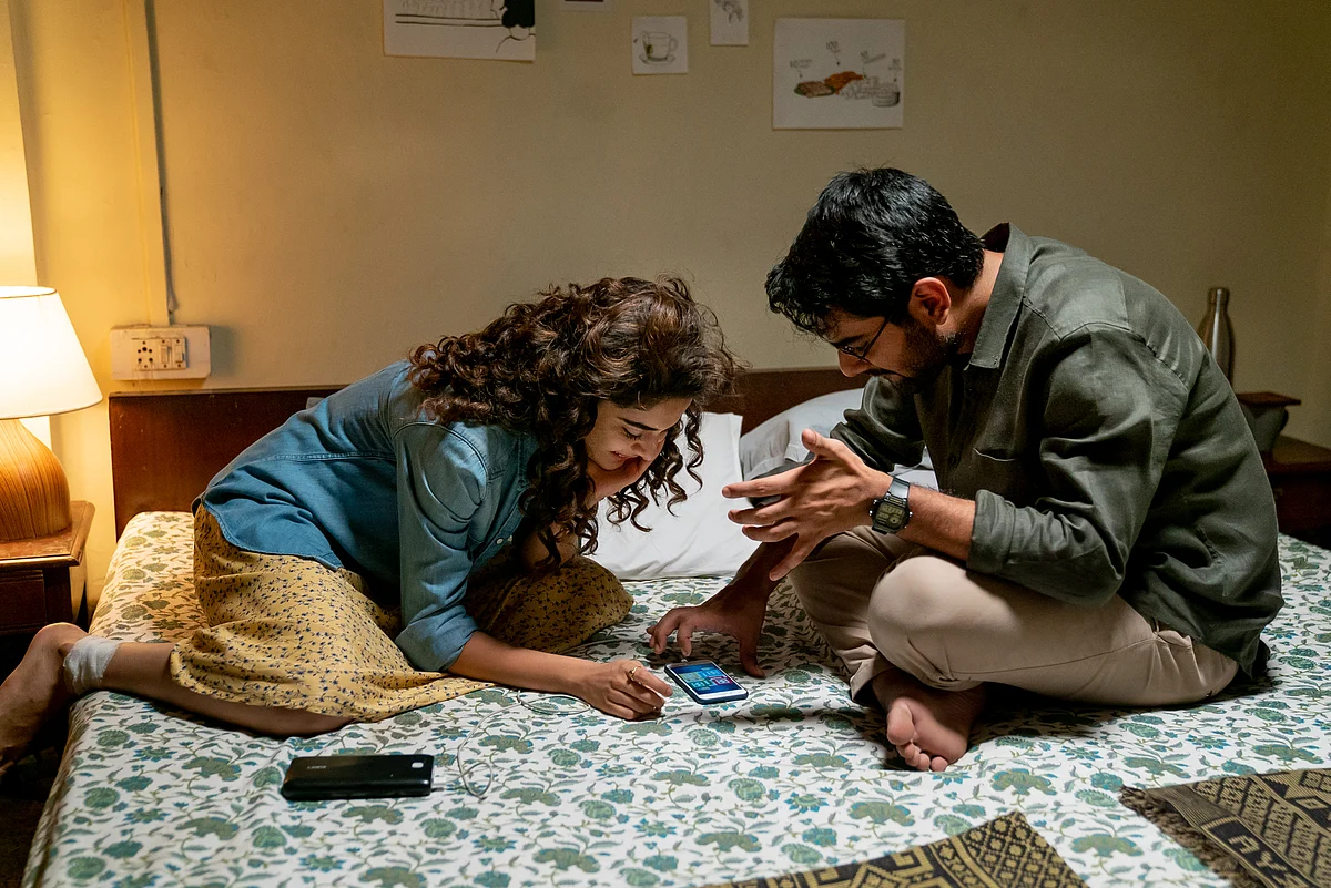 This season explores the issues that come to the fore with long-distance relationships.