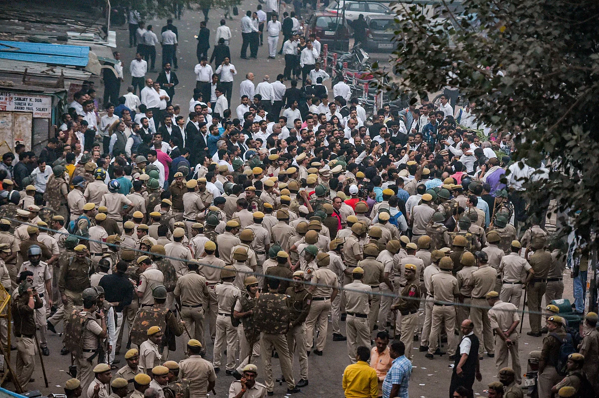 Cops at Tis Hazari Court complex after clashes between lawyers and police personnel on 2 November. 