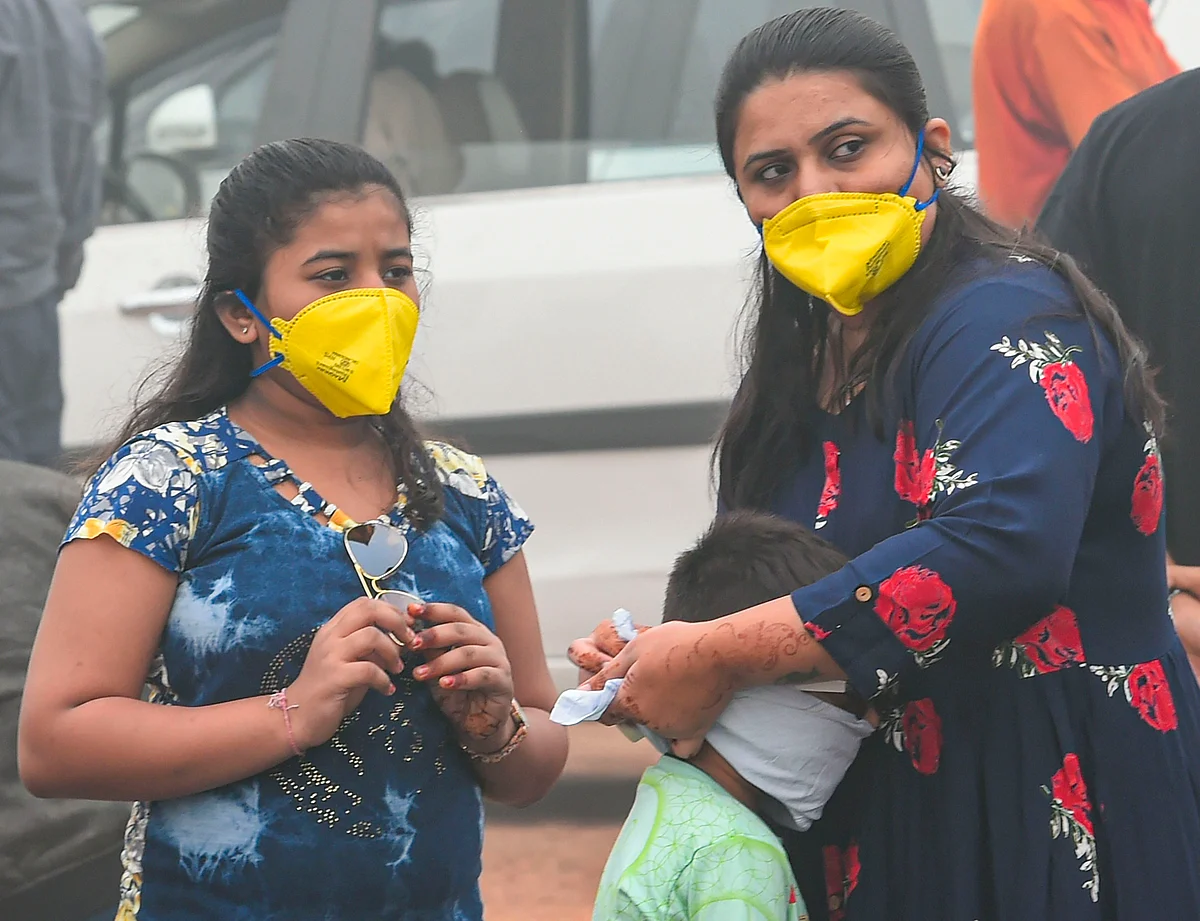 People wear masks as the air quality further dips to the hazardous ‘severe plus’ category. 