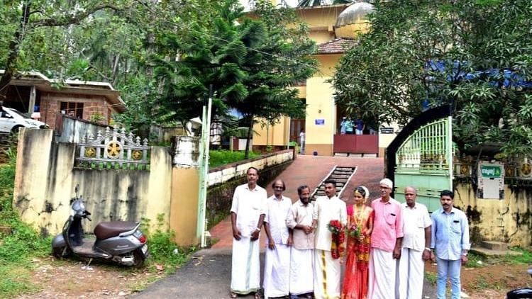 Prathyuksha and Vinu Prasad with mosque committee members