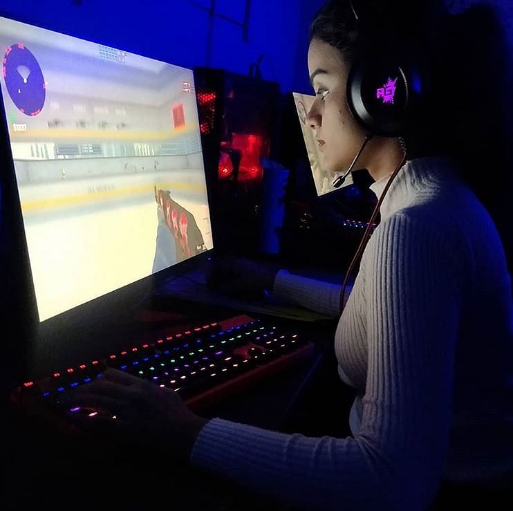 These female video gamers are destroying stereotypes as well as the enemy team’s players!