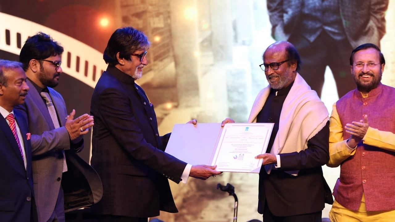 Amitabh Bachchan awarding Rajinikanth the ‘Icon of the Golden Jubilee’ award.