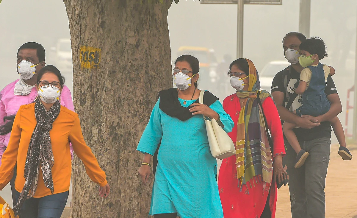People wear masks amid heavy smog as the air quality further dips to the hazardous ‘severe plus’ category on Sunday, 3 November. 