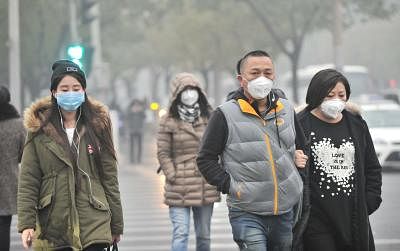 Beijing (China): Pedestrians wear facial mask respirators against heavy smog in Beijing, capital of China, Nov. 29, 2014. China