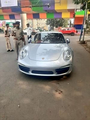 The Ahmedabad police fined a Porsche 911 supercar with a fine amount of Rs 9.8 lakh for driving without a number plate and valid documents. The vehicle was seized on November 27. The Traffic police department of Ahmedabad mentioned the incident on their twitter handle.