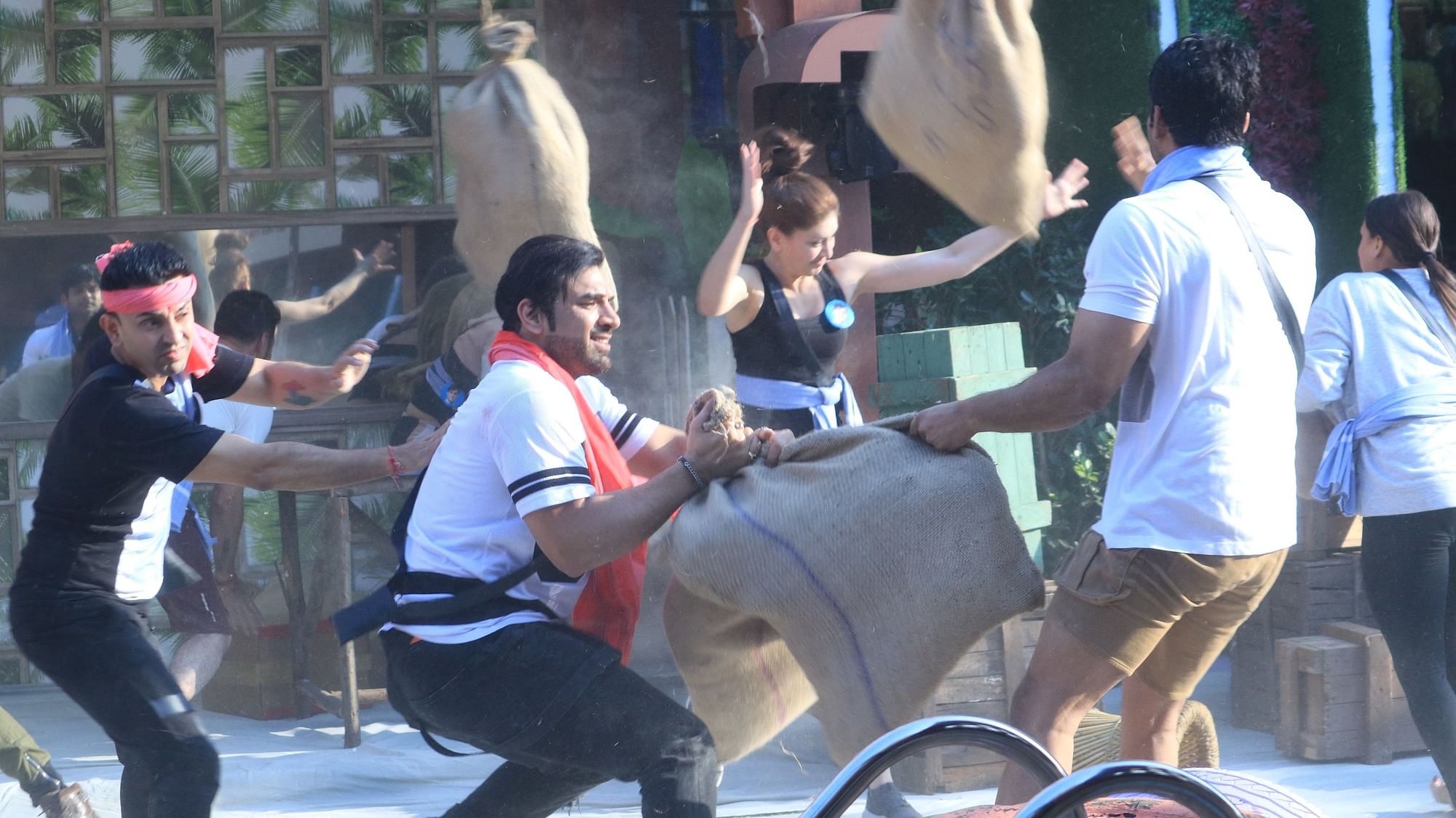 Things get ugly as the housemates compete in the Bigg Boss transportation services task.