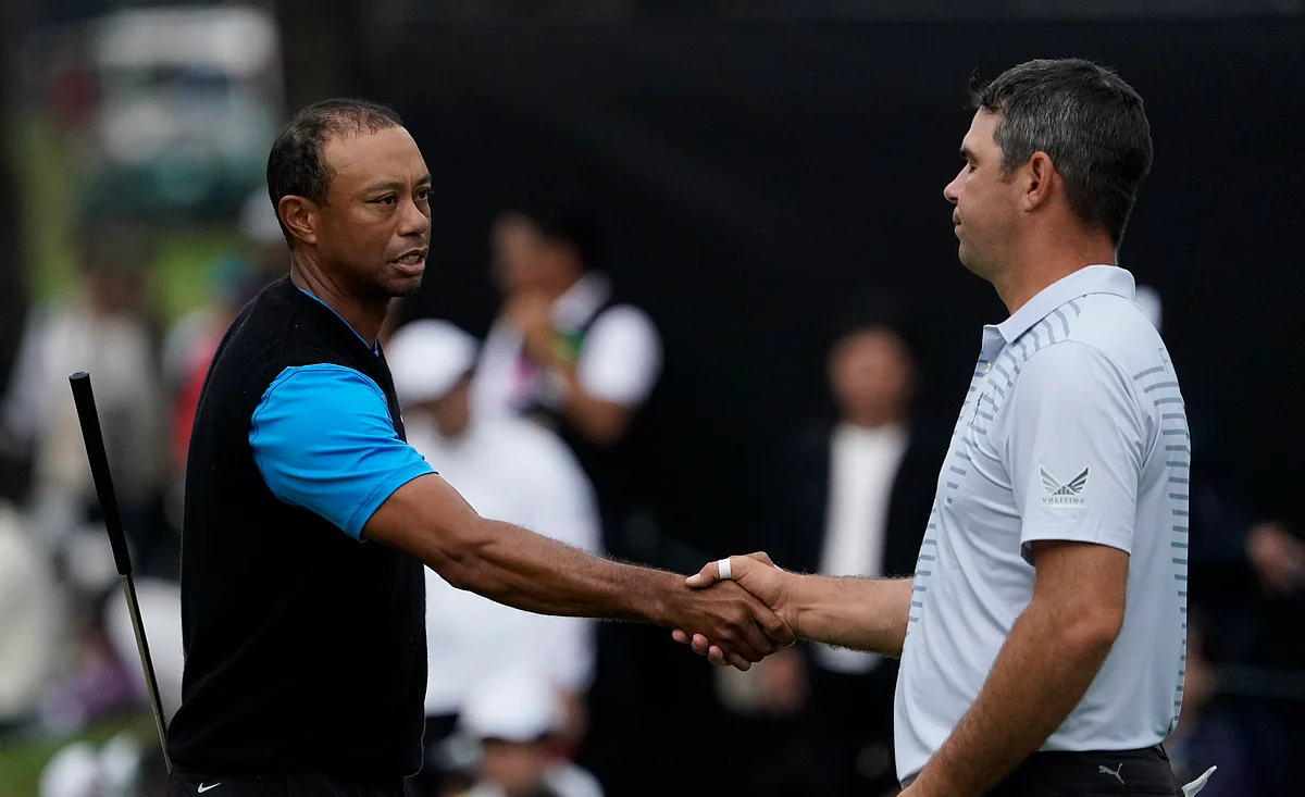 Tiger Woods shakes hands with Gary Woodland on the 18th hole after finishing the third round of the Zozo Championship PGA Tour at the Accordia Golf Narashino country club in Inzai, east of Tokyo, Japan.