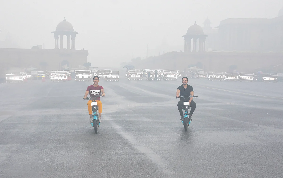 Commuters ride on Rajpath amid heavy smog in New Delhi on Sunday. 