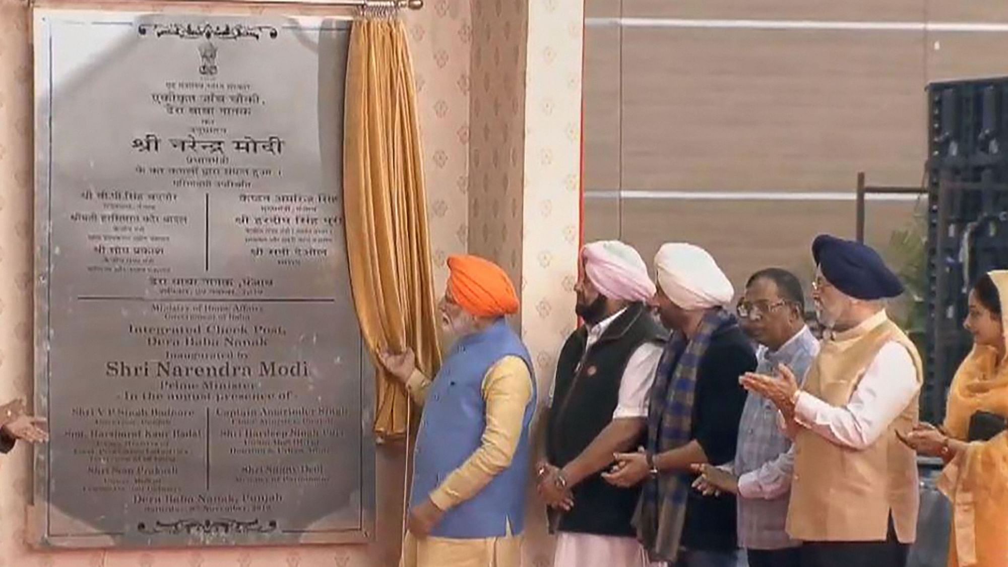 Prime Minister Narendra Modi unveils a plaque during the inauguration of the integrated check-post of Kartarpur Corridor at Dera Baba Nanak in Gurdaspur ON 9 November 2019.