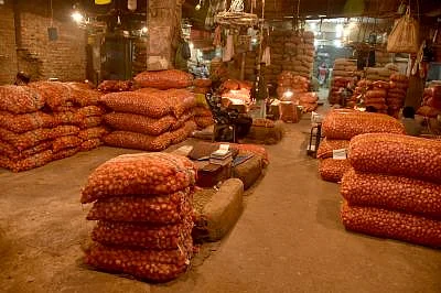 DHAKA, Nov. 19, 2019 (Xinhua) -- Onion vendors are seen at a wholesale market in Dhaka, Bangladesh on Nov. 19, 2019. The Bangladeshi government has taken punitive measures against 2,500 people for manipulating onion prices, a senior official said Monday. The government measures came amid a huge public outcry due to skyrocketing prices of the essential cooking ingredient in the country. (Str/Xinhua/IANS)