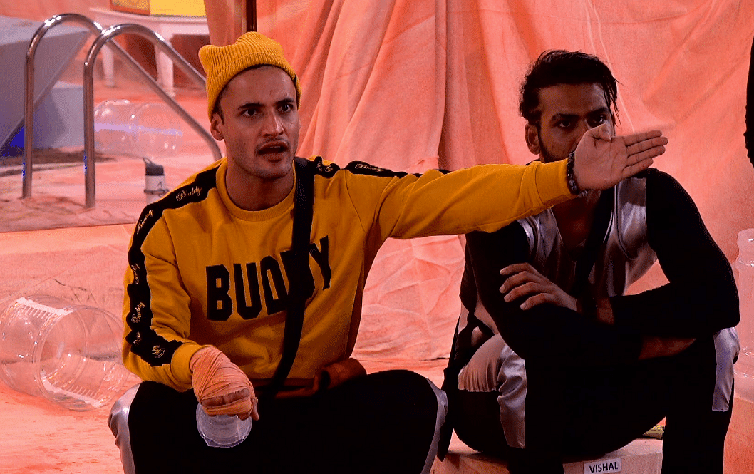Bigg Boss 13 contests celebrate Christmas and compete in the captaincy task.