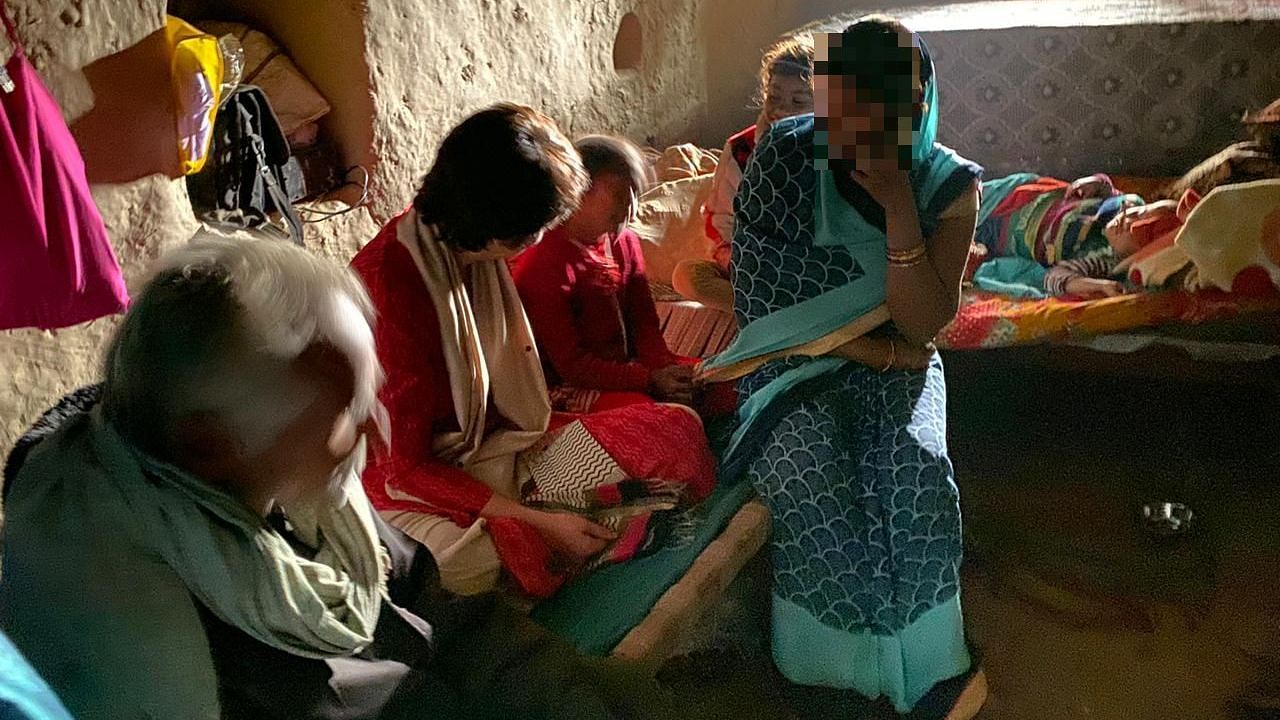 Congress General Secretary Priyanka Gandhi met the Unnao rape victim’s kin and extended her condolences to them.&nbsp;