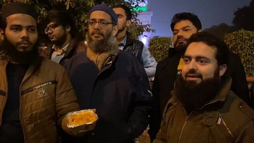 Khidmat Foundation served food and tea to protestors at India Gate on 16 December.