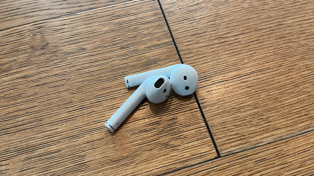 Buds Air offer dual mic to make voice calls.