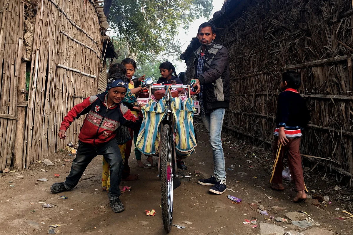 A vendor on the streets of a refugee camp near Gurudwara Majnu Ka Tila. 