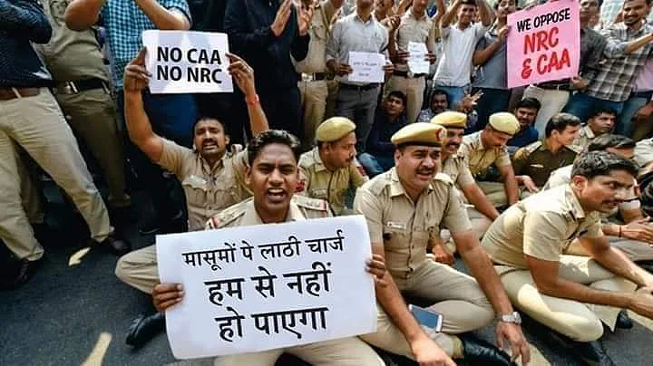 No, Police Personnel Didn’t Raise Slogans Against Citizenship Act