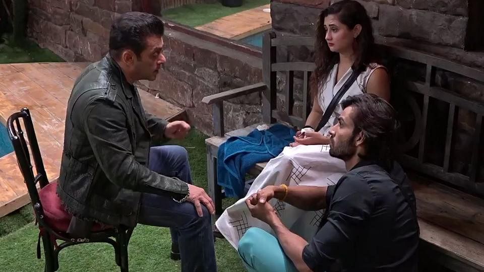 Salman Khan enters the house to talk to Rashami Desai and Arhaan Khan.