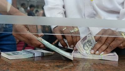 Bengaluru: A man counting new Rs 100 currency notes in exchange of the old Rs 500 and Rs 1,000 notes at a bank counter in Bengaluru on Nov 10, 2016. (Photo: IANS)