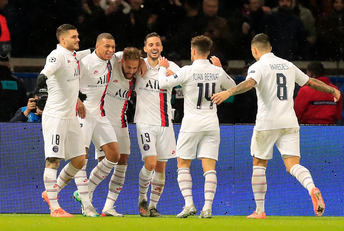 PSG’s Neymar celebrates a goal with his teammates.